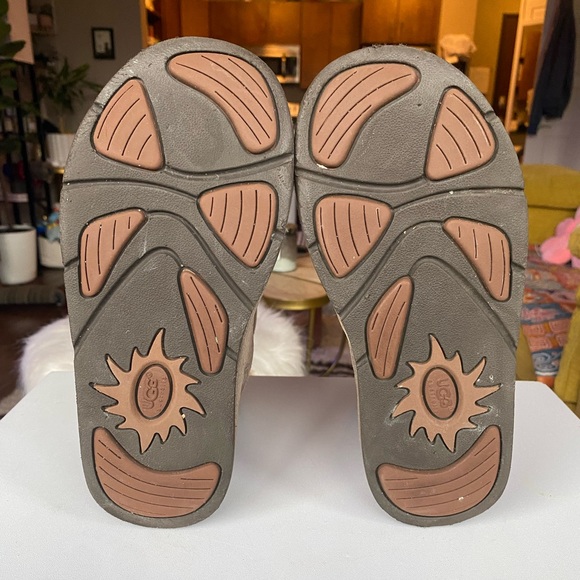 Unique UGG boots. Size 6 - Picture 7 of 9